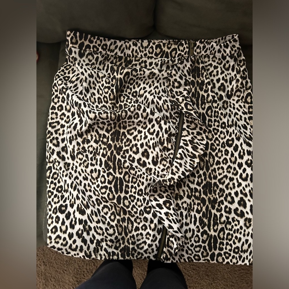 🔥🔥Animal print size 14 right above your knee New York &Co skirt🔥